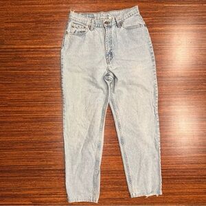 Vintage Levi’s 550 jeans  29” x 27” light wash